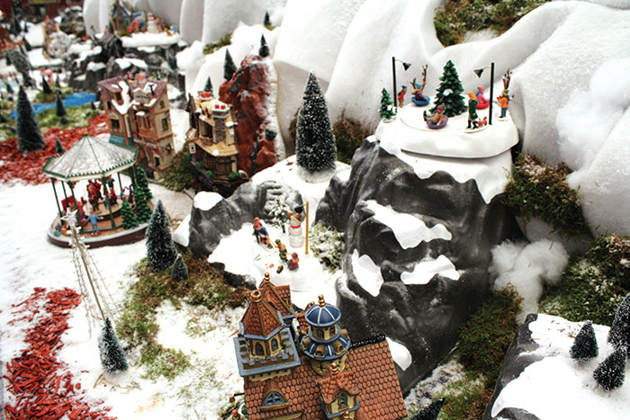 Il installe un village de Noël miniature dans son salon