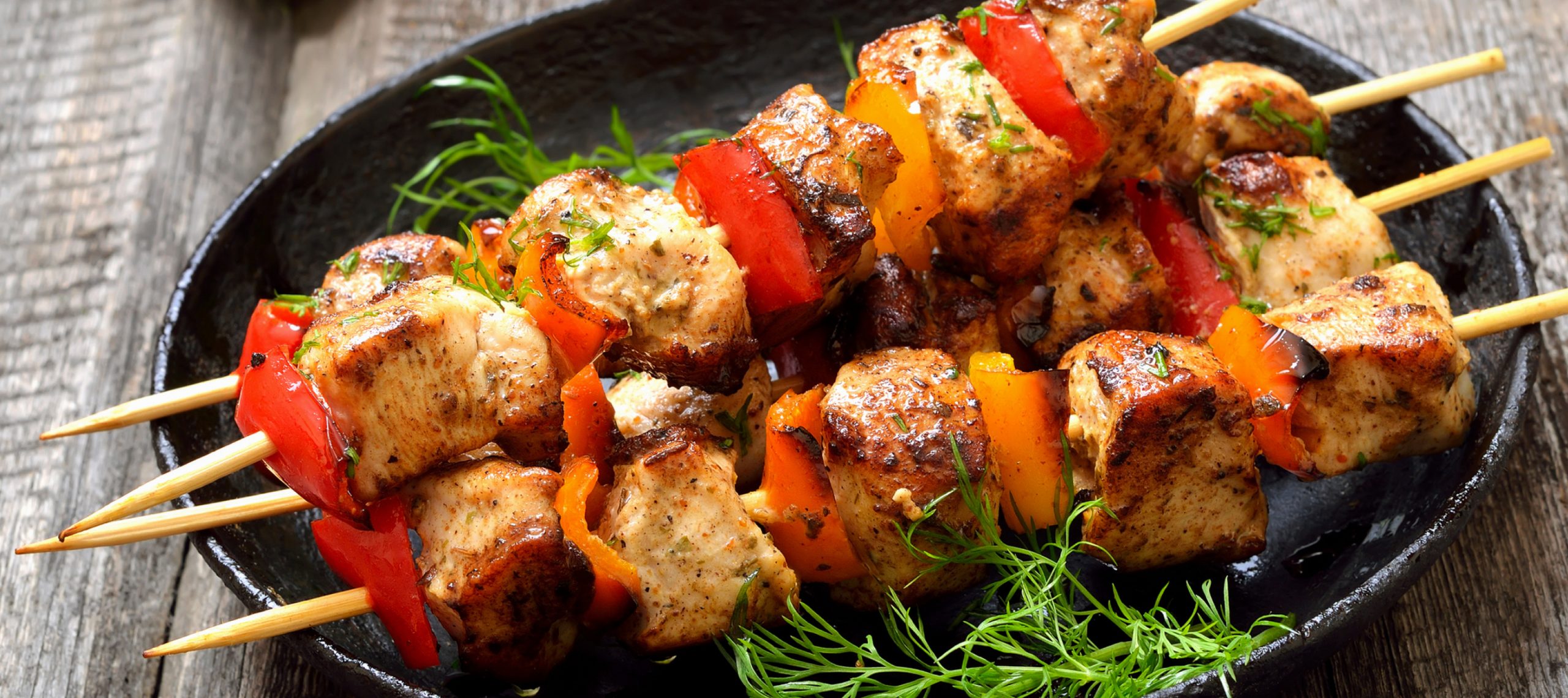 BROCHETTES DE POULET AU MIEL AU BARBECUE