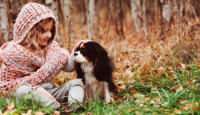 Chien et maitresse automne